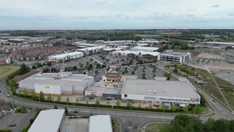 Dolly-Links-Von-Einer-Drohne-Des-Westwood-Cross-Shopping-Complex-In-Thanet