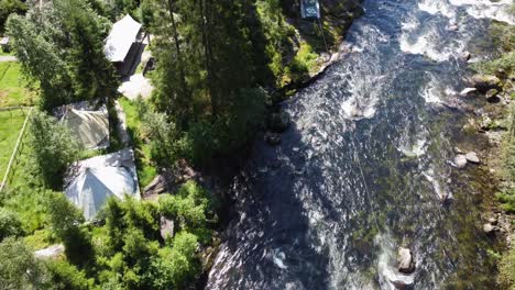 Zipline-Überquerung-über-Dem-Flussbach-In-Voss-Kletter--Und-Zipline-Park-Im-Besitz-Von-Voss-Active---Sonniger-Tag-Aus-Der-Luft-über-Dem-Park-In-Voss,-Norwegen