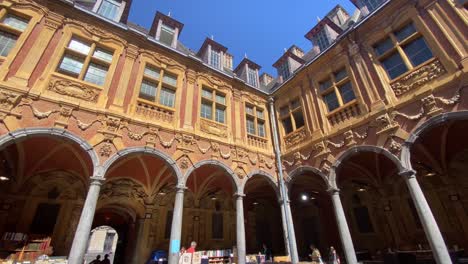 Venta-De-Mercado-De-Pulgas-En-El-Patio-Interior-De-La-Antigua-Bolsa-De-Valores-En-Lille,-Francia