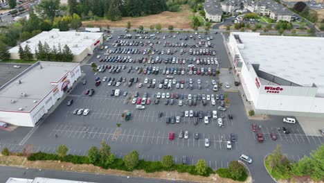 Erstellung-Einer-Drohnenaufnahme-Eines-Vollgepackten-Winco-Lebensmittelparkplatzes