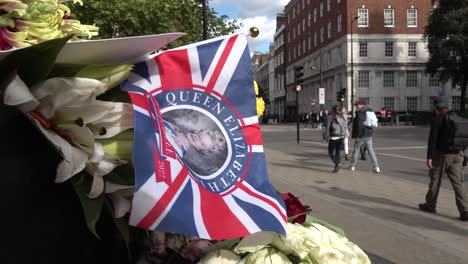 Bandera-Union-Jack-Con-La-Reina-Se-Deja-En-El-Memorial-En-El-Centro-De-Londres,-Reino-Unido