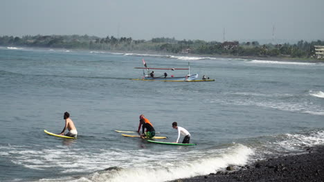 Gruppe-Von-Surfern,-Die-Mit-Surfbrettern-Zum-Surfen-Ins-Meer-Gehen