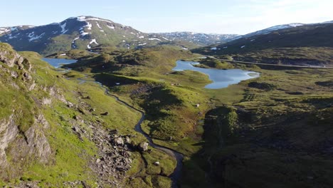 Amigos-Acampando-En-Un-Maravilloso-Paisaje-Prístino-En-La-Montaña-Vikafjellet-Noruega---Antena-De-Verano-Siguiendo-Un-Pequeño-Río-Y-Pasando-Tres-Carpas-A-La-Derecha