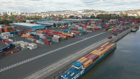 Contenedores-En-El-Centro-Logístico-De-Paris-Terminal-Sa,-Gennevilliers-En-Francia