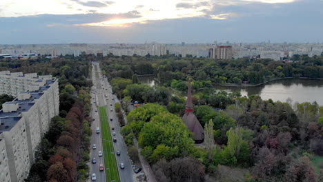 Vista-Aérea-Del-Parque-Ior-En-Sunsest,-Bucarest,-Rumania