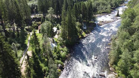 Person,-Die-Zipline-über-Dem-Stranda-fluss-In-Voss-Norwegen-Fährt---Voss-Actice-Zipline-Und-Kletterparkantenne---Wunderschöne-Umgebung-Mit-Flussbach-Und-Wald-In-Westnorwegen