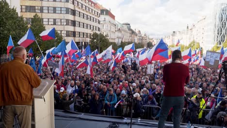 Redner-Agitiert-Auf-Der-Bühne-Vor-Der-Menge-Bei-Einer-Demonstration-In-Prag