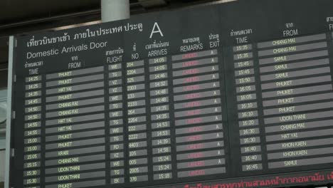 Información-De-Vuelo-En-El-Aeropuerto-De-Suvarnabhumi-Con-Muchos-Pasajeros-Revisando-Su-Vuelo