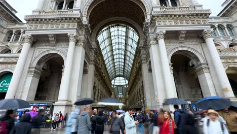 Turistas-Paseando-Por-El-Famoso-Monumento-Y-El-Centro-Comercial-De-Milán