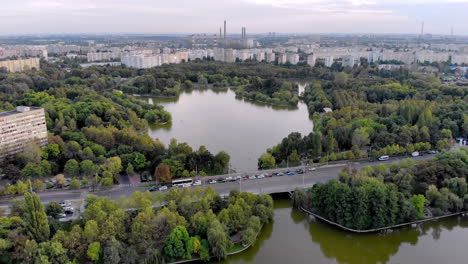 Vista-Aérea-Del-Parque-Ior-En-Sunsest,-Bucarest,-Rumania