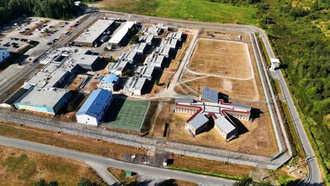 Instalación-Correccional---Institución-Misionera-En-Mission,-Bc,-Canadá---Toma-Aérea-De-Drones