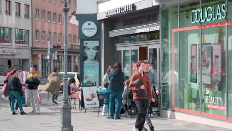 Leute-Kaufen-Kaffee-Bei-Starbucks-In-München