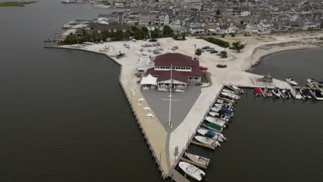 Vista-Aérea-Acercándose-Al-Club-De-Yates-Lavallette,-En-Nublada-Nueva-Jersey,-Estados-Unidos