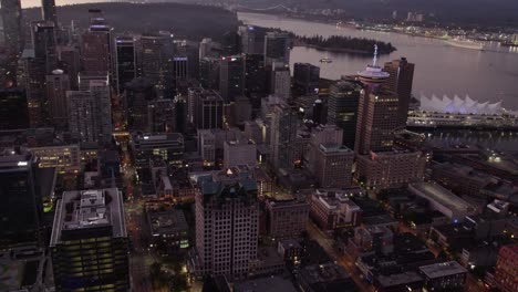 Vista-Aérea-Alrededor-Del-Centro-Iluminado-De-Vancouver,-Canadá---Panorámica,-Toma-De-Drones