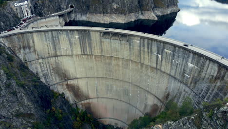 Montañas-De-Los-Cárpatos-Con-Presa-De-Vidraru-Y-Escena-Aérea-Del-Lago