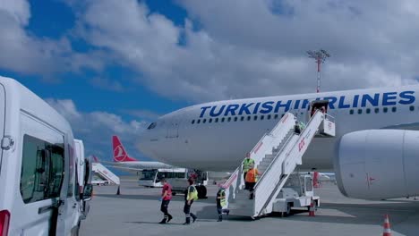 Trabajadores-De-Limpieza-Bajando-Del-Avion