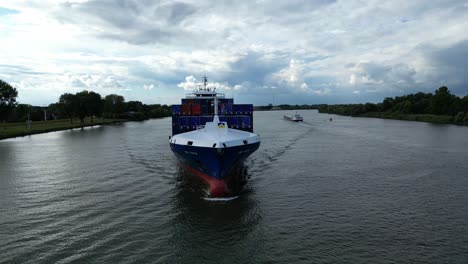 Luftaufnahme-Vom-Vorderen-Bug-Des-Frachtcontainerschiffs-Bg-Onyx,-Das-Sich-Entlang-Der-Oude-Maas-Durch-Zwijndrecht-Nähert