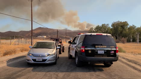 Un-Residente-Se-Detiene-Junto-A-La-Policía-Local-Para-Describir-La-Situación-Del-Incendio