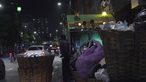 Los-Trabajadores-De-La-Basura-Temprano-En-La-Mañana-Recogiendo-La-Basura-Alrededor-De-La-Ciudad-De-Bangkok