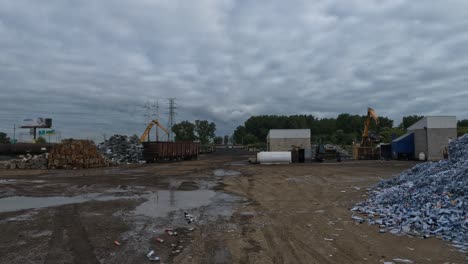 Pov:-Lkw-Fährt-Rückwärts-Auf-Schmutziger-Straße-In-Der-Kippe-Von-Gary,-Indiana