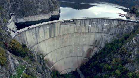 Montañas-De-Los-Cárpatos-Con-Presa-Vidraru-Y-Escena-Aérea-Del-Lago,-Arges,-Rumania