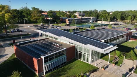 Edificio-Del-Campus-Universitario-Comercial-Con-Paneles-Solares-En-La-Azotea