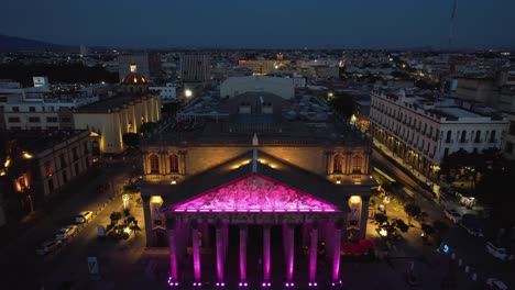 Aerial-view-over-the-colorful-Teatro-Degollado,-gloomy-evening-in-Guadalajara,-Mexico---rising,-drone-shot