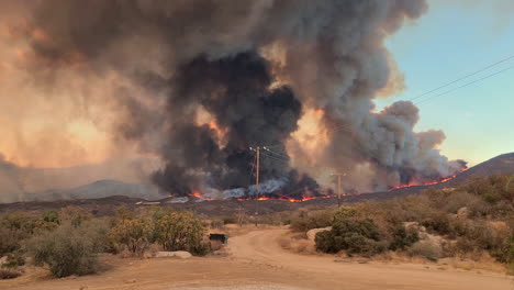 Un-Disparo-Que-Sigue-A-Un-Avión-De-Ala-Fija-Que-Cae-En-Picado-Dejando-Caer-Agua-Sobre-El-Incendio-Forestal-De-Fairview-En-Un-Intento-De-Extinguir-Y-Controlar-El-Daño-Causado-Por-El-Incendio,-Hamlet,-California