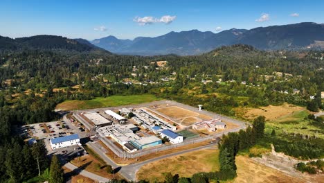 Panoramablick-über-Die-Missionseinrichtung---Gefängnis-In-BC,-Kanada---Drohnenaufnahme-Aus-Der-Luft