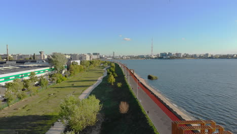 Spaziergang-Am-Fluss-In-Der-Nähe-Des-Morii-Sees.-Bukarest,-Rumänien