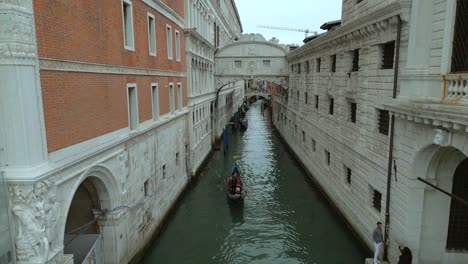 4K-Aerial-of-San-Marco,-the-Rialto-Bridge,-and-the-canals-in-Venice,-Italy-on-a-cloudy-day