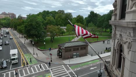 Amerikanische-Flagge-Auf-Gebäude-In-Tremont-Street-Und-Boylston-Street