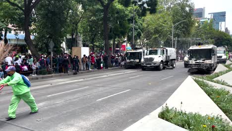 Aufnahme-Des-Reinigungsdienstes-Der-Stadt-Mexiko,-Der-Die-Arbeit-Der-Militärparade-Der-Stadt-Mexiko-Unterstützt