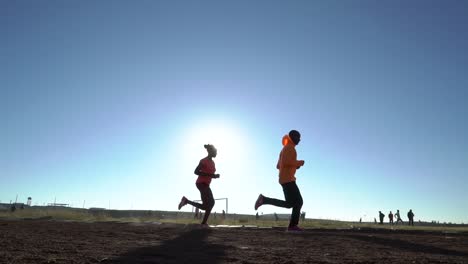 Corredores-Haciendo-Ejercicio-En-Una-Pista-De-Atletismo-Cerca-De-Addis-Abeba,-Etiopía