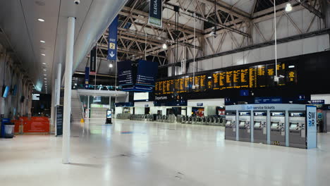 Der-Bahnhof-London-Waterloo-Ist-Während-Der-Sperrung-Des-Coronavirus-Leer,-England