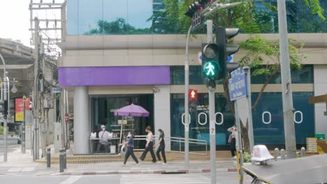 Verkehr-An-Der-Kreuzung-Silom-Road