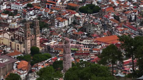 Vista-Aérea-Alrededor-Del-Monumento-De-La-Cruz-De-Cristo-Con-La-Ciudad-De-Taxco-Guerrero-Al-Fondo