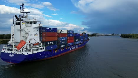 Luftabstieg-Vom-Heck-Steuerbordseite-Bg-Onyx-Frachtcontainerschiff,-Das-Entlang-Der-Oude-Maas-Durch-Zwijndrecht-Segelt