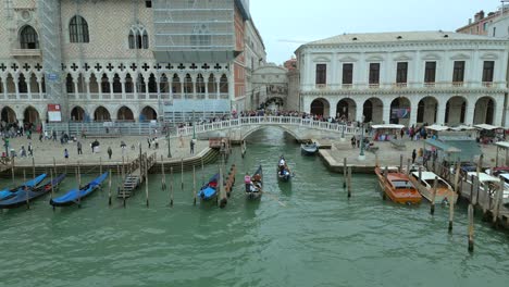 4K-Aerial-of-San-Marco,-the-Rialto-Bridge,-and-the-canals-in-Venice,-Italy-on-a-cloudy-day