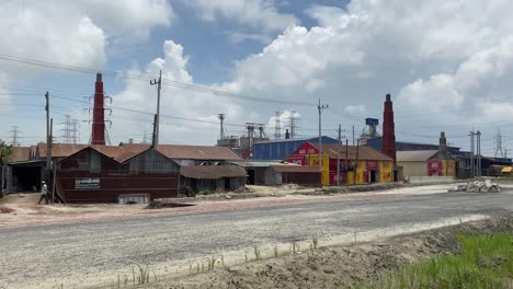 Lokale-Fabrik-In-Bangladesch-Mit-Blauem-Himmel-Und-Weißen-Wolken-Darüber