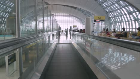 Ver-La-Escalera-Mecánica-Dentro-De-La-Terminal-Del-Aeropuerto-Del-Aeropuerto-De-Suvarnabhumi-Mientras-Se-Está-Moviendo-La-Escalera-Mecánica-Dentro-De-La-Terminal-Del-Aeropuerto