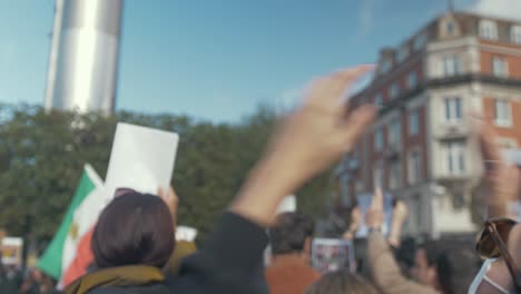 Mujer-Aplaudiendo-Apoyando-La-Protesta-Contra-El-Régimen-Iraní-En-Tiempo-Real