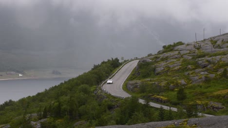 Tesla-Fährt-Vorsichtig-Auf-Der-Küstenstraße-In-Nordnorwegen