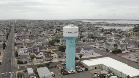 Vista-Aérea-Alrededor-De-La-Torre-De-Agua-En-Cloudy-Lavallette,-Nj,-Usa---órbita,-Disparo-De-Drone