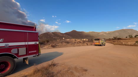 Hemet,-Kalifornien,-Usa-9.-September-2022:-Eine-Reihe-Von-Feuerwehrautos-Kommt-An,-Um-Das-Feuer-Am-Fairview-Hill-Zu-Löschen