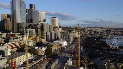 Luftaufnahme-Einer-Straßenbaustelle-An-Der-Zentralen-Uferpromenade-Von-Seattle-City,-Goldene-Stunde,-Im-Nordwesten-Der-USA---Rückseite,-Drohnenaufnahme