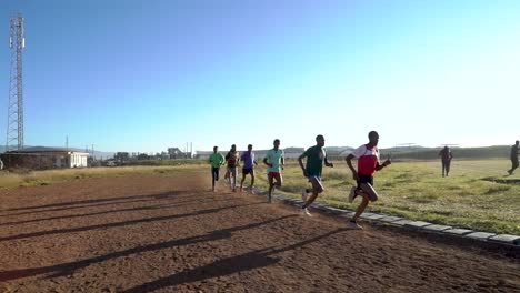 Läufer-Trainieren-Auf-Einer-Laufbahn-In-Der-Nähe-Von-Addis-Abeba,-Äthiopien