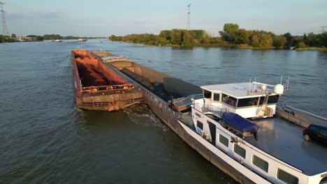 Carguero-De-Remolque-De-Empuje-Amoroso-Que-Viaja-Por-Debajo-De-Merwede-En-Sliedrecht