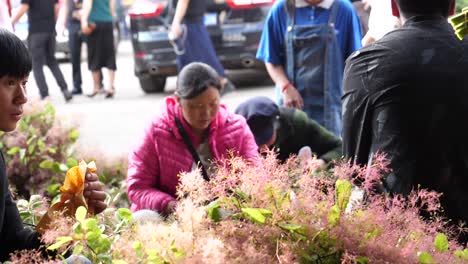 Kunming,-Yunnan,-China---1-De-Septiembre-De-2022:-Los-Vendedores-Están-Ocupados-Arreglando-Sus-Flores-En-El-Mercado-De-Flores-De-Kunming-Dounan