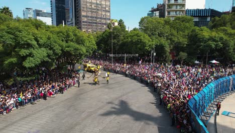 Vista-Aérea-Sobre-Vehículos-De-Desfile-Decorados-En-La-Marcha-Del-Día-De-Los-Muertos-En-La-Ciudad-De-México